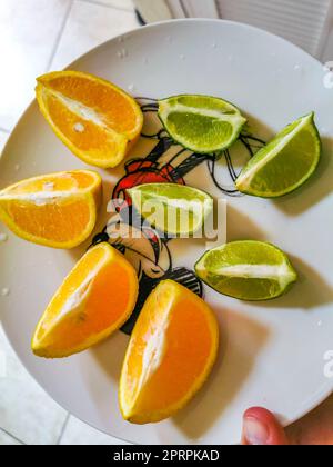 Arance limes uva limone agrumi al limone al piatto Messico. Foto Stock