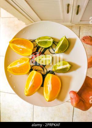 Arance limes uva limone agrumi al limone al piatto Messico. Foto Stock