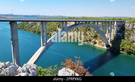 Autostrada Krka Ponte sul fiume Krka, città di Skradin sullo sfondo, Croazia Foto Stock