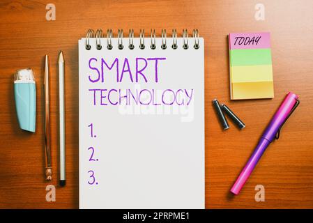 Testo che mostra i gadget o i dispositivi per le tecnologie intelligenti di ispirazione dotati di un computer o chip integrato. Gadget o dispositivo di concetto aziendale dotato di un computer o chip integrato Foto Stock