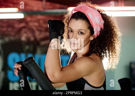 Assomiglia ad un treno di bellezza come ad una bestia. Una giovane donna che lavora fuori con una macchina di passo alla palestra. Foto Stock