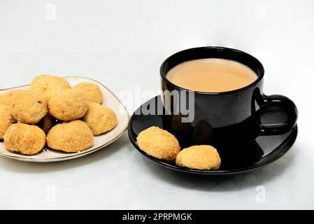 biscotti surti, biscotti al burro, biscotti da forno, biscotti di makhania, biscotti danesi, biscotti, tè, tè caldo con latte Foto Stock