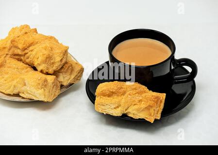 biscotti di khari, biscotti di namkeen, biscotti di khari di maska, tè caldo con latte, Foto Stock