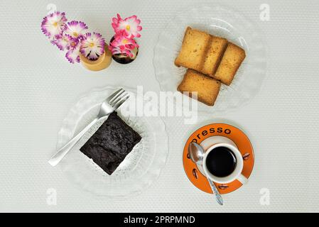 brownie al cioccolato, pane tostato, tè nero Foto Stock