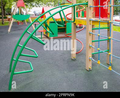 Complesso sportivo all'aperto per bambini moderno con scivolo, parete di corda Foto Stock