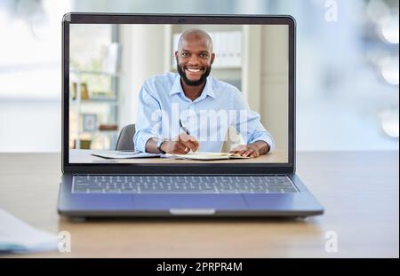 Videoconferenza, digitale e portatile con uomo d'affari in riunione, pianificazione e online alla scrivania nell'edificio degli uffici. Videochiamata, consulenza e webinar di un uomo nero con Internet, dipendenti e virtuali Foto Stock