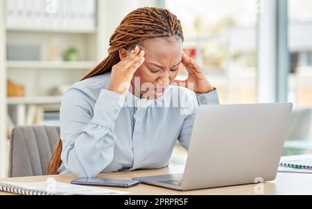 Stress, mal di testa e donna di colore con notebook in ufficio con una faccia confusa, burnout o ansia dopo un errore nel progetto. Un lavoratore aziendale di startup creative frustrato dalla tecnologia 404 che segnala problemi di posta elettronica Foto Stock