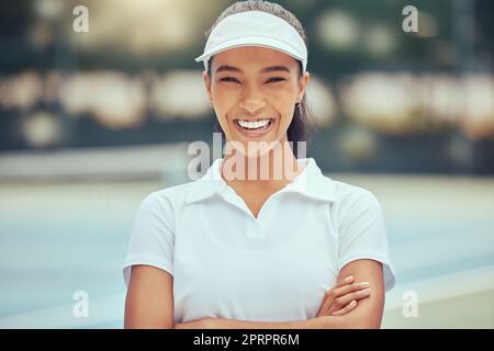 Sport, allegria e ritratto di una tennista rilassati dopo l'allenamento, l'esercizio fisico e la pratica del gioco. Vincitore, benessere e motivazione per la donna nera con felicità dopo la competizione sul campo da tennis Foto Stock