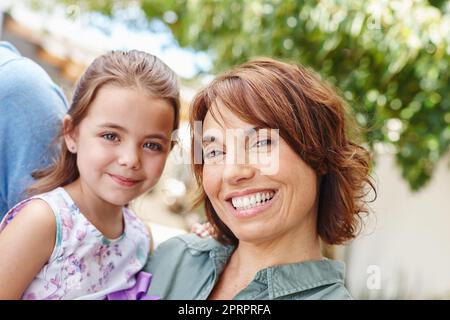 Lei significa il mondo per me. Ritratto di una madre e di una figlia in piedi fuori. Foto Stock