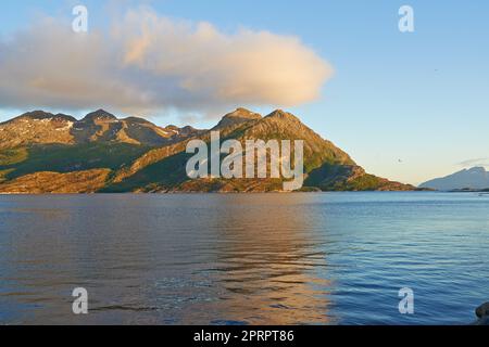 Sole di Midnigh in Norvegia. Sole di mezzanotte - paesaggio in Nordland, Norvegia. Foto Stock