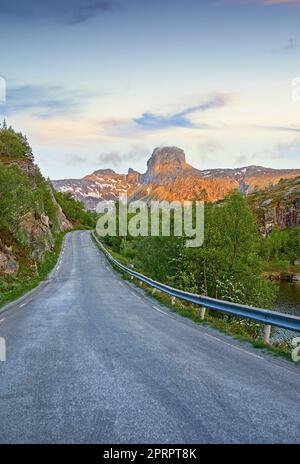 Sole di Midnigh in Norvegia. Sole di mezzanotte - paesaggio in Nordland, Norvegia. Foto Stock