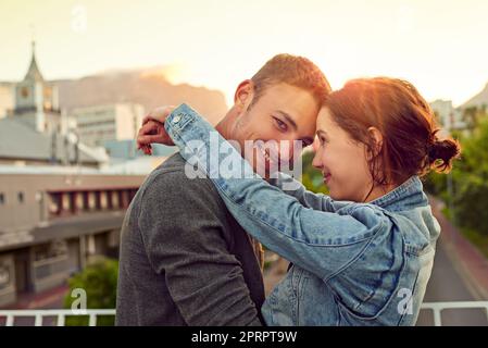 Im un ragazzo fortunato. Una giovane coppia felice godendo un momento romantico in città. Foto Stock