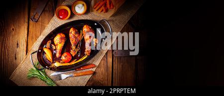 Grigliate le cosce di pollo nel barbecue marinata con patate dolci Foto Stock