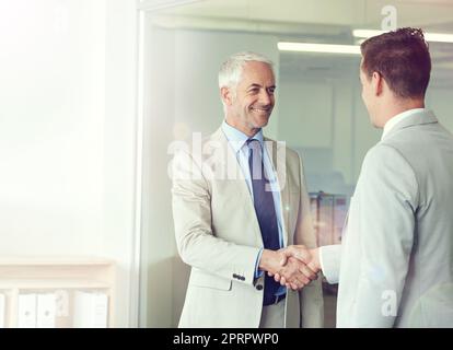 Ho molta fiducia in voi, due uomini d'affari che scuotono le mani. Foto Stock