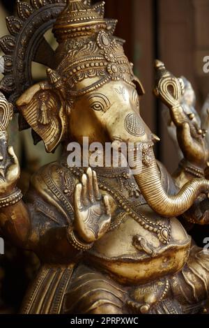 Lodate il dio Ganesha. Immagine in bronzo del dio indù Ganesha. Foto Stock