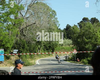 JESI, ITALIA - 17 MAGGIO 2022: Ciclista durante la fase 10 della gara ciclistica giro d`Italia 105 Foto Stock