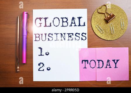 Cartello con indicazione di Global BusinessTrade and Business System un'azienda che opera in tutto il mondo. Internet Concept Trade and Business System un'azienda che opera in tutto il mondo Foto Stock