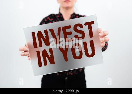 Scrivere visualizzare testo Invest in te. Approccio aziendale prenditi cura di te stesso acquistare le cose per voi motivazione ispirare Foto Stock