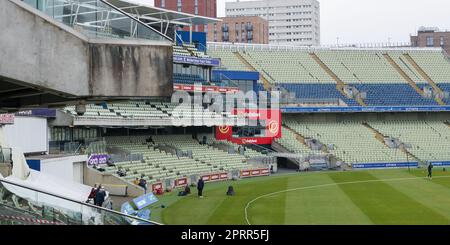 Edgbaston, Birmingham, Regno Unito, il 27 aprile 2023 allo stadio Edgbaston. Nella foto è mostrata una visione generale della pre-partita di Edgbaston durante il giorno 1 di gioco nel LV= gioco della Insurance County Cup tra il Warwickshire County Cricket Club & Surrey Image è solo per uso editoriale, credito a Stu Leggett tramite Alamy Live News Foto Stock