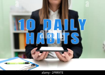 Segno di testo che mostra 10 abitudini giornaliere, Business Approach Intelligence needed Smart Thinking Support Assistance Sitting Businesswoman Holding Cellphone wit Foto Stock