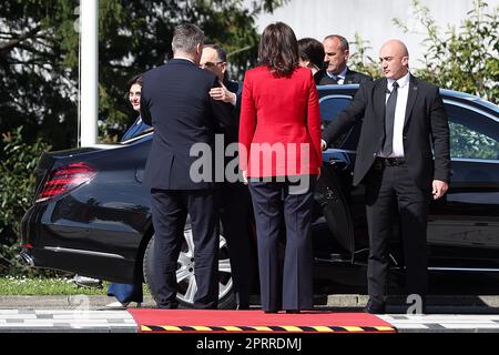 Zagabria, Croazia. 27th Apr, 2023. Il Presidente croato Zoran Milanovic e la prima Signora Sanja Music Milanovic hanno accolto il Presidente della Repubblica di Albania Bajram Begaj e la prima Signora Armanda Begaj nell'Ufficio del Presidente su Pantovcak, a Zagabria, in Croazia, il 27 aprile 2023. Foto: Goran Stanzl/PIXSELL Credit: Pixsell/Alamy Live News Foto Stock