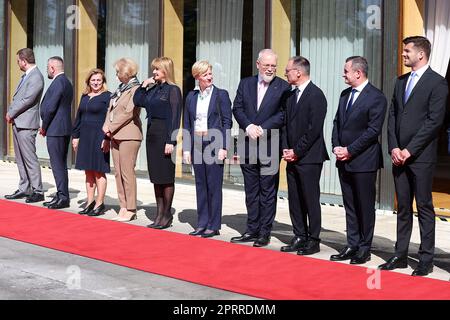 Zagabria, Croazia. 27th Apr, 2023. Il Presidente croato Zoran Milanovic e la prima Signora Sanja Music Milanovic hanno accolto il Presidente della Repubblica di Albania Bajram Begaj e la prima Signora Armanda Begaj nell'Ufficio del Presidente su Pantovcak, a Zagabria, in Croazia, il 27 aprile 2023. Foto: Goran Stanzl/PIXSELL Credit: Pixsell/Alamy Live News Foto Stock