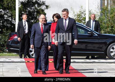 Zagabria, Croazia. 27th Apr, 2023. Il Presidente croato Zoran Milanovic e la prima Signora Sanja Music Milanovic hanno accolto il Presidente della Repubblica di Albania Bajram Begaj e la prima Signora Armanda Begaj nell'Ufficio del Presidente su Pantovcak, a Zagabria, in Croazia, il 27 aprile 2023. Foto: Goran Stanzl/PIXSELL Credit: Pixsell/Alamy Live News Foto Stock