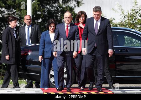 Zagabria, Croazia. 27th Apr, 2023. Il Presidente croato Zoran Milanovic e la prima Signora Sanja Music Milanovic hanno accolto il Presidente della Repubblica di Albania Bajram Begaj e la prima Signora Armanda Begaj nell'Ufficio del Presidente su Pantovcak, a Zagabria, in Croazia, il 27 aprile 2023. Foto: Goran Stanzl/PIXSELL Credit: Pixsell/Alamy Live News Foto Stock