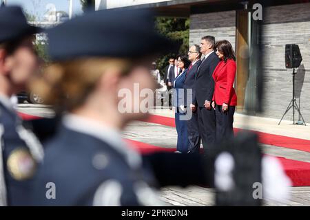 Zagabria, Croazia. 27th Apr, 2023. Il Presidente croato Zoran Milanovic e la prima Signora Sanja Music Milanovic hanno accolto il Presidente della Repubblica di Albania Bajram Begaj e la prima Signora Armanda Begaj nell'Ufficio del Presidente su Pantovcak, a Zagabria, in Croazia, il 27 aprile 2023. Foto: Goran Stanzl/PIXSELL Credit: Pixsell/Alamy Live News Foto Stock