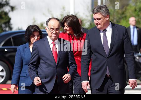 Zagabria, Croazia. 27th Apr, 2023. Il Presidente croato Zoran Milanovic e la prima Signora Sanja Music Milanovic hanno accolto il Presidente della Repubblica di Albania Bajram Begaj e la prima Signora Armanda Begaj nell'Ufficio del Presidente su Pantovcak, a Zagabria, in Croazia, il 27 aprile 2023. Foto: Goran Stanzl/PIXSELL Credit: Pixsell/Alamy Live News Foto Stock