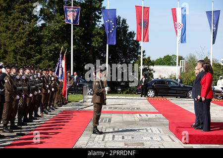 Zagabria, Croazia. 27th Apr, 2023. Il Presidente croato Zoran Milanovic e la prima Signora Sanja Music Milanovic hanno accolto il Presidente della Repubblica di Albania Bajram Begaj e la prima Signora Armanda Begaj nell'Ufficio del Presidente su Pantovcak, a Zagabria, in Croazia, il 27 aprile 2023. Foto: Goran Stanzl/PIXSELL Credit: Pixsell/Alamy Live News Foto Stock