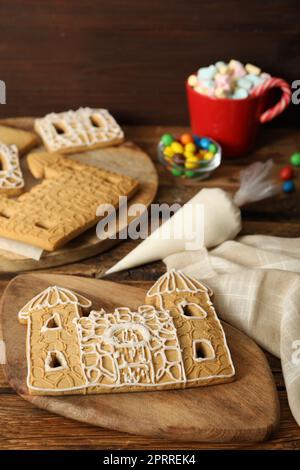 Parti di casa di pan di zenzero su un tavolo di legno Foto Stock