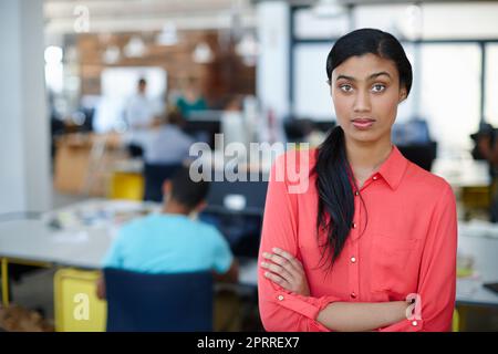 Cessa un bene a questa azienda. Ritratto di una giovane donna designer fiduciosa in un ambiente di lavoro rilassato. Foto Stock