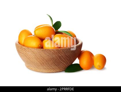 Kumquat freschi maturi in ciotola su sfondo bianco Foto Stock