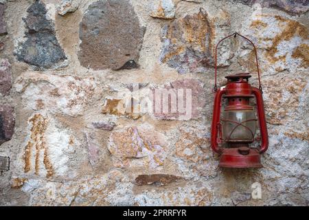 Lampada a lanterna vintage su parete in pietra Foto Stock