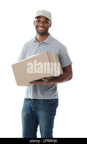 Servizio di consegna con un sorriso. Un deliveryman sorridente che tiene una scatola mentre isolato su bianco. Foto Stock