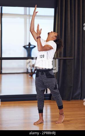 Danza come se nessuno stia guardando. Ripresa a tutta lunghezza di un ballerino maschile che si esibisce durante un'audizione di danza. Foto Stock