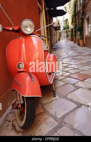 Corfù, Grecia - 11 settembre 2022: Vespa scooter in via Corfù, Grecia Foto Stock