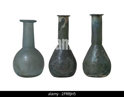 fiale per bottiglie in vetro romano antico con collo lungo isolate su sfondo bianco Foto Stock