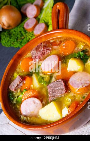 Delizioso stufato di cavolo di savoia in un recipiente rustico Foto Stock