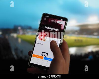 Apr 28th 2023. Un fan di Sarries guarda il gettone del suo team Saracens Rugby Club sull'app Socios, il marketcap della London nft su uno schermo. Foto Stock