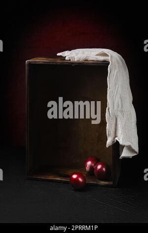 Svuotare la scatola di legno e tre cipolle Foto Stock