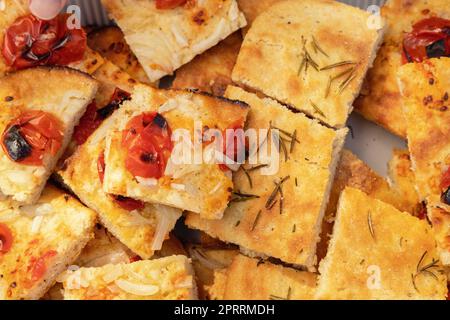 Focaccia pugliese appena sfornata tagliata a fette vista dall'alto. Focaccia barese Foto Stock