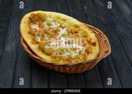 Focaccia calda nel cestino di vimini sul tavolo Foto Stock