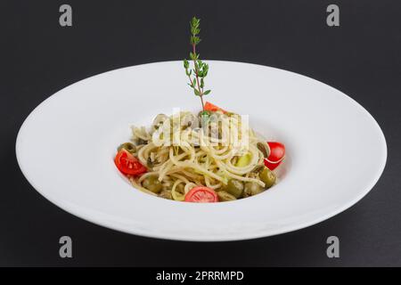 Tradizionali spaghetti quaresimale con lo scalogno, pomodoro, il rosmarino e le olive Foto Stock