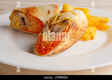 Carne piccante, carota, cavolfiore e formaggio arrotolato in sottile pane pitta Foto Stock