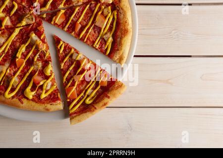 Vista superiore della pizza con pomodori secchi e la salsa di senape Foto Stock