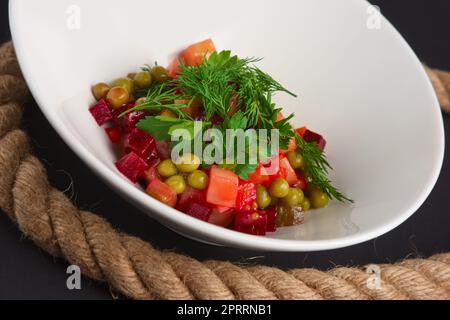 Tradizionale insalata russa di barbabietole - condimento. Primo piano. Foto Stock