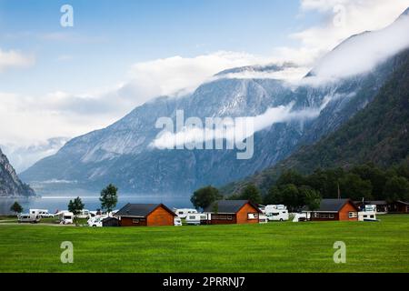 Viaggia in Norvegia su un rimorchio, campeggio, a casa su ruote Foto Stock