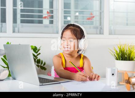 Bambina asiatica che studia video conferenza istruzione a distanza a casa Foto Stock